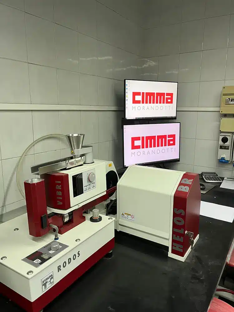 Strumenti per analisi granulometrica nella sala prove Cimma